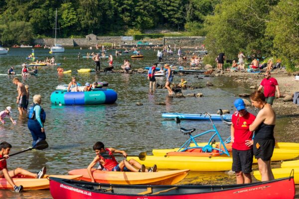 crowd of toursists in the lake district