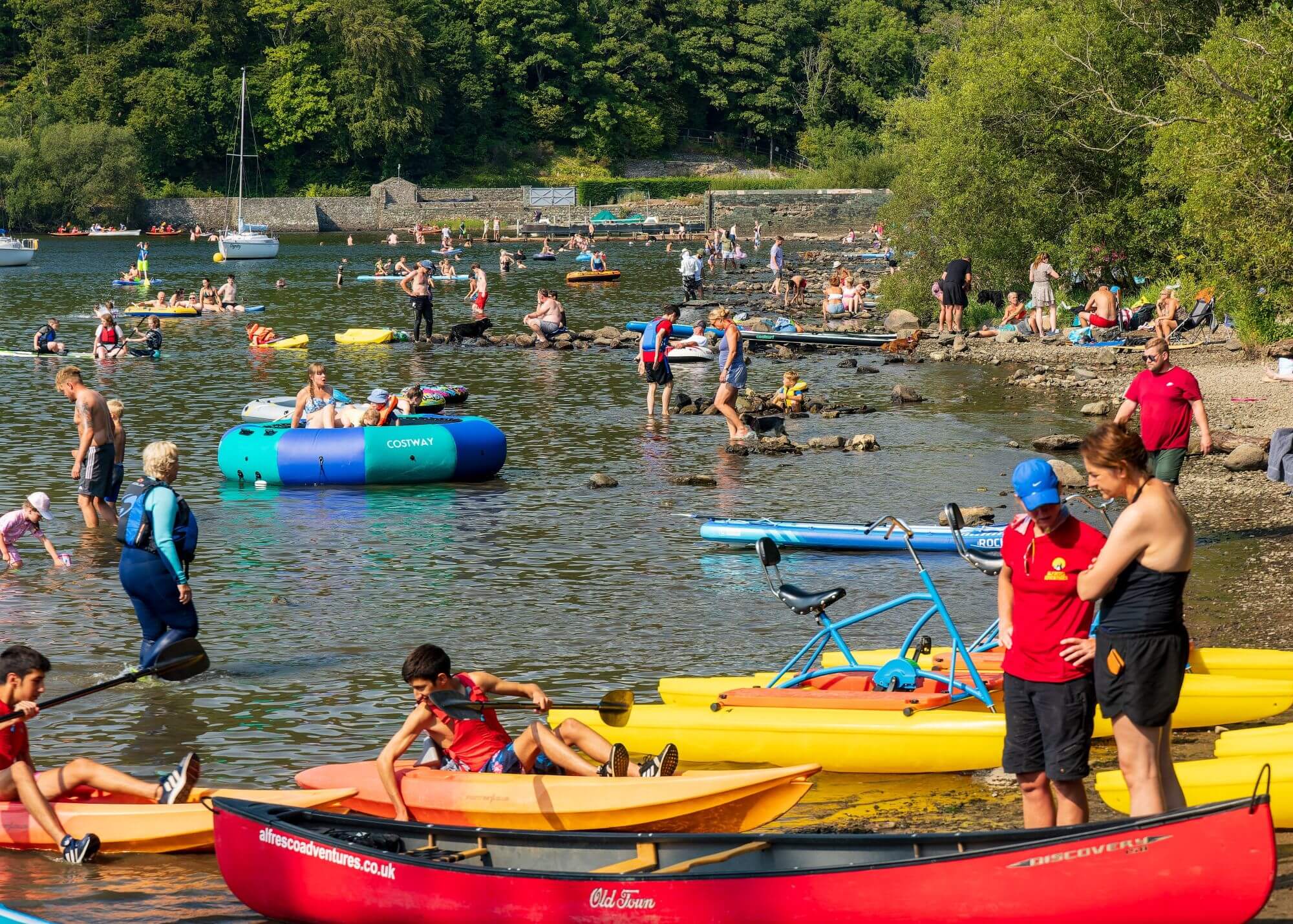 crowd of toursists in the lake district